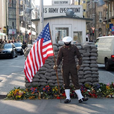 Checkpoint Charlie (no Había Otras Que Fueran No Editoriales)